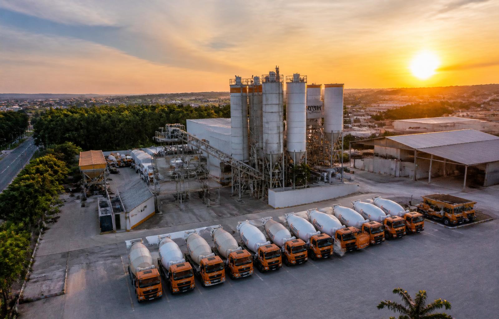 Usina de concreto com silos e frota de caminhões betoneira